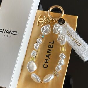 ✨CHANEL White Faux Pearl and Gold key holder bag charm wristlet GWP ✨